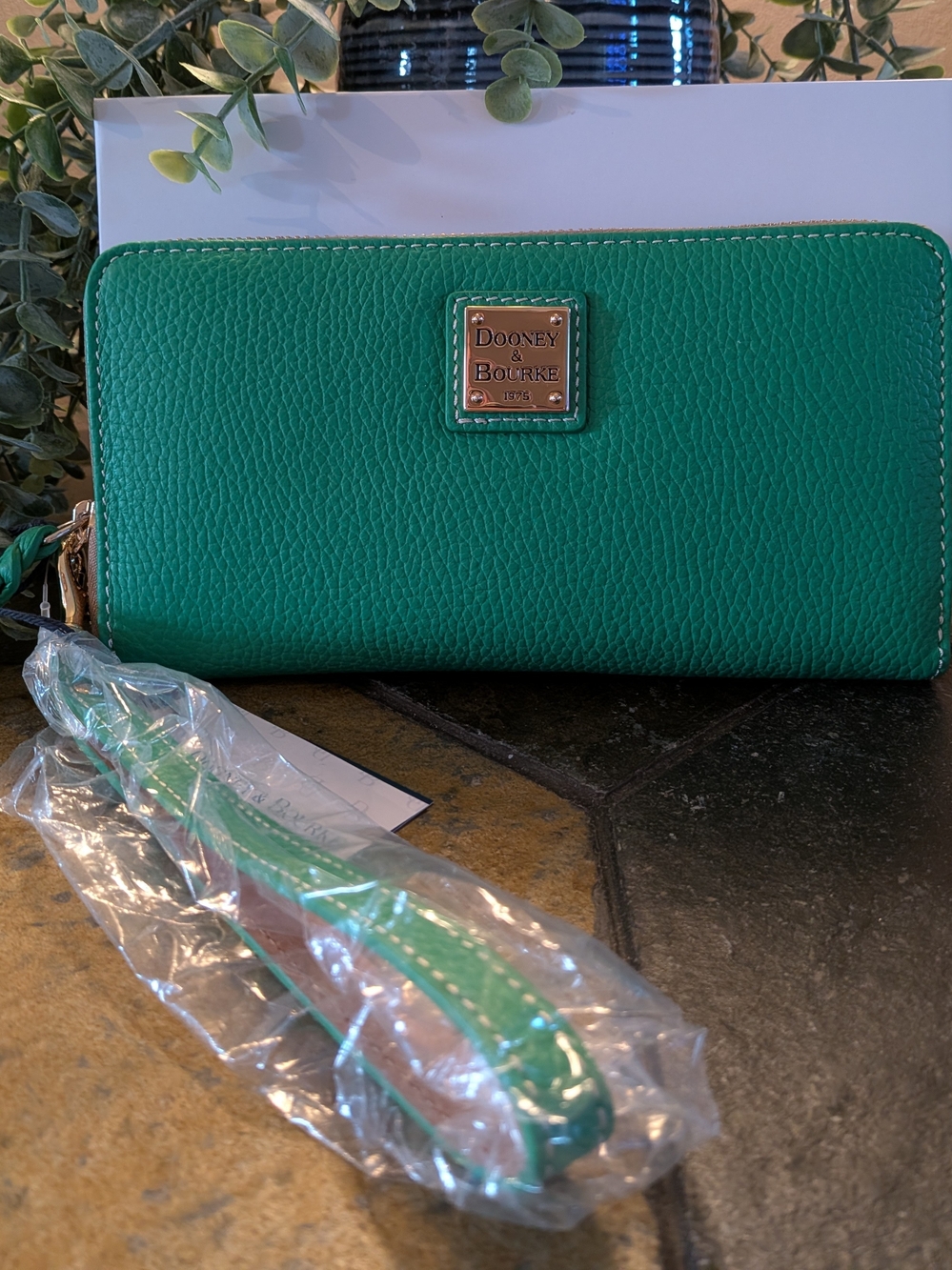 NWT! Dooney & Bourke Lucca Leather Zip Around Wallet in KELLY GREEN